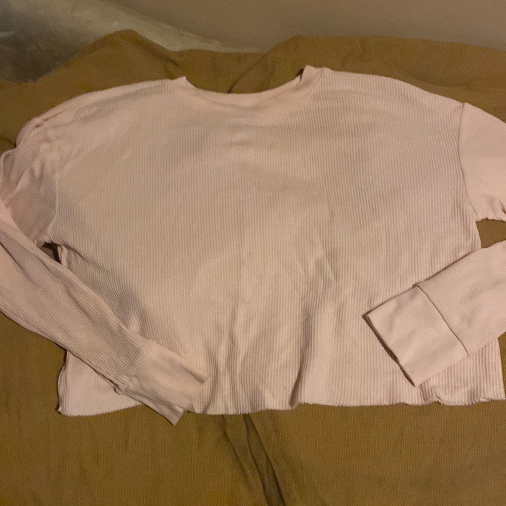 Cropped pink long sleeved tee. Good condition. Ribbed-like material.